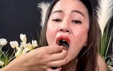 La youtuber che si ciba del pipistrello
