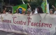 Sostenitori di Lula con uno striscione anti Bolsonaro