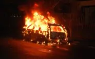Foto generica di un'auto in fiamme