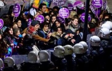 Le manifestanti fronteggiate dalla polizia turca