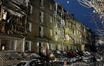 Un quartiere di Kherson bombardato nella notte