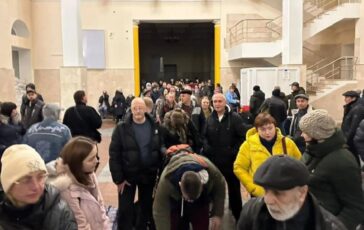 La fila di cittadini evacuati da Kherson