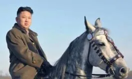 Kim in una delle sue "pose ieratiche" da leader