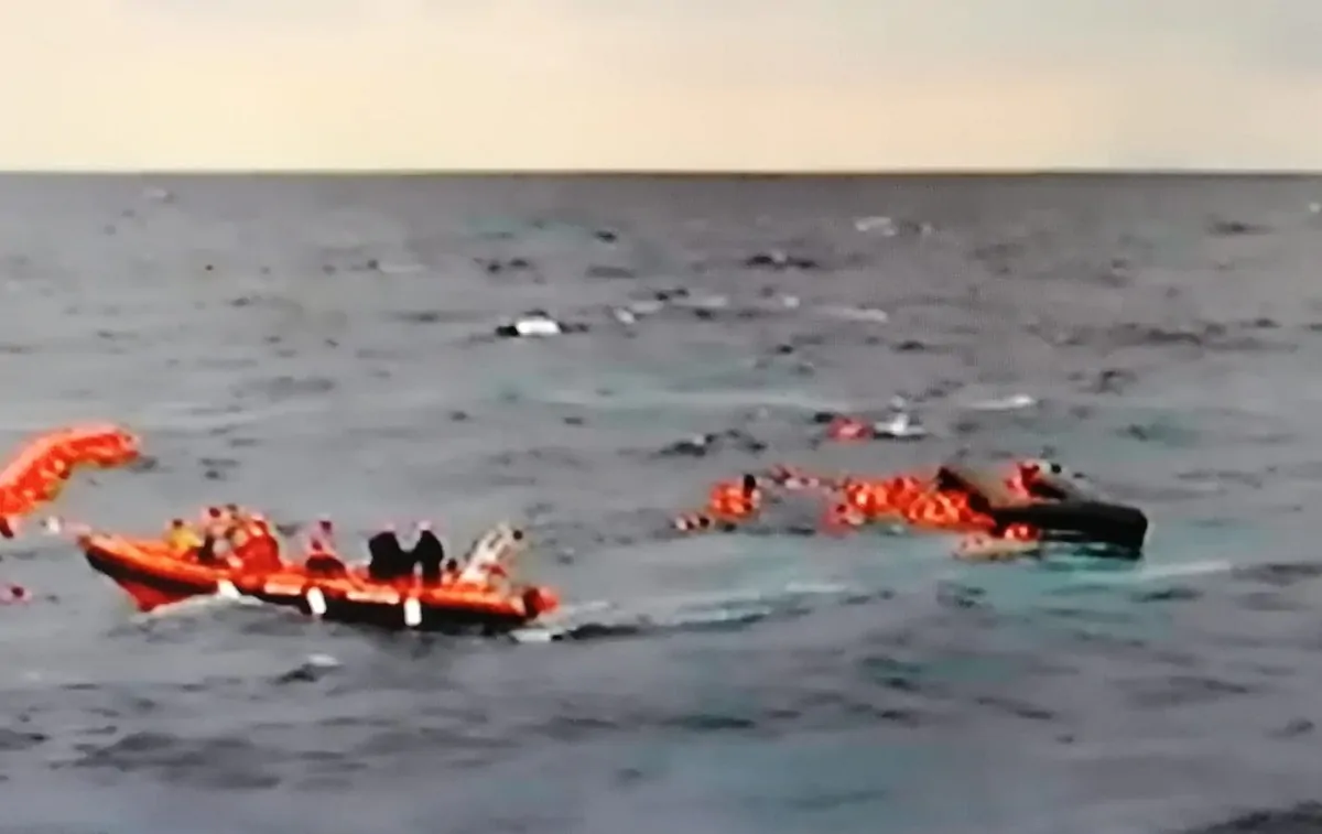 Un'immagine di un barchino soccorso nel mare di Lampedusa