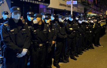 La polizia di Shanghai schierata