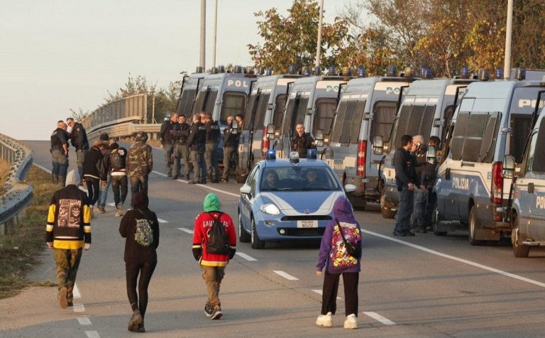 Alcuni partecipanti al rave abbandonano l'area