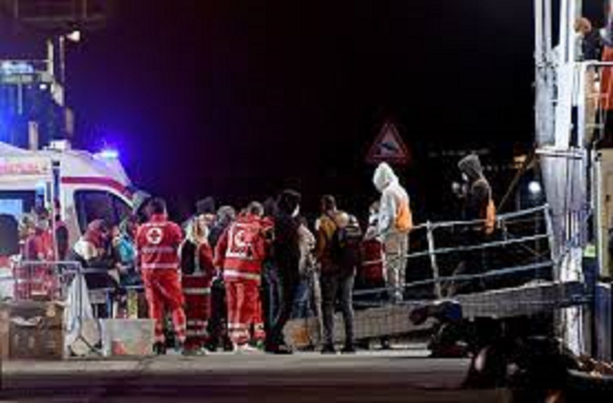 Un'immagine dei soccorritori a Lampedusa