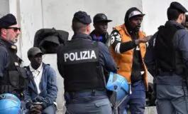 Controlli della polizia alla stazione centrale di Milano