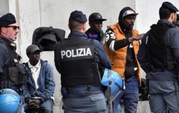 Controlli della polizia alla stazione centrale di Milano