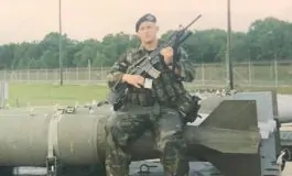 Todd in una foto quando era ancora nell'esercito
