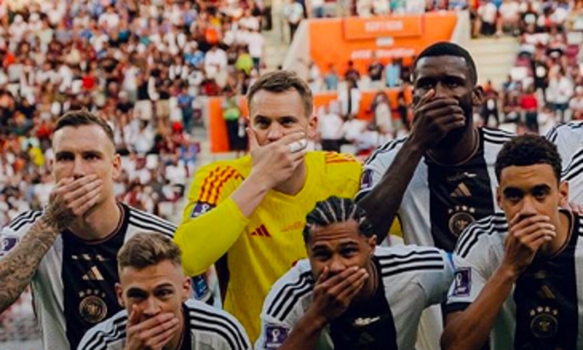 Una parte dei giocatori della nazionale tedesca che protestano