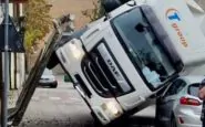 Il camion adagiato su un fianco e in bilico