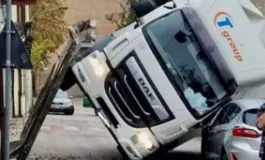 Il camion adagiato su un fianco e in bilico