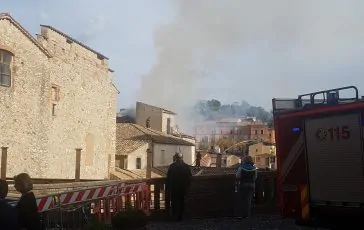 Cosenza, incendio in un appartamento del centro storico: 28enne si salva lanciandosi da una finestra