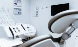 paziente inala l'ago del dentista