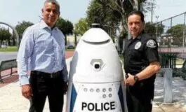 Agenti del SFPD con un agente-robot