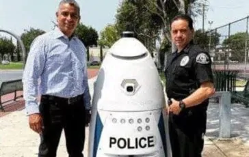 Agenti del SFPD con un agente-robot