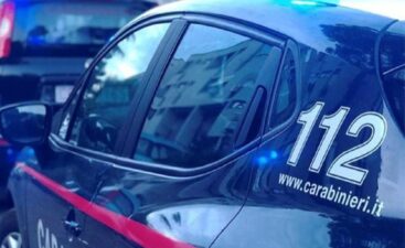 Spacca auto e moto con una mazza: arrestato 23enne a Milano