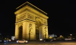 Arco di trionfo in fondo agli Champs Elysee