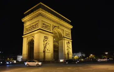 Arco di trionfo in fondo agli Champs Elysee