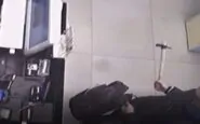 L'uomo con il martello nel frame video dei Carabinieri