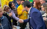 Matteo Salvini saluta una sostenitrice