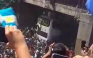 Un frame del video in cui si vede il tifoso cadere dal ponte