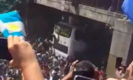 Un frame del video in cui si vede il tifoso cadere dal ponte