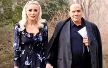 Berlusconi Fascina statuine presepe