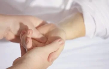 Le mani possono essere indicatori secondari di eventuali neoplasie