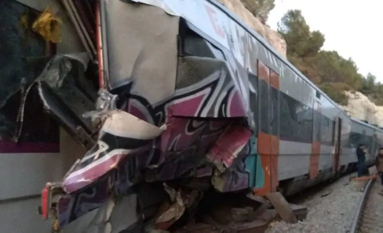 España, colisión entre dos trenes cargados de pasajeros en Barcelona: más de 150 heridos