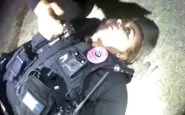 La poliziotta a terra durante l'overdose