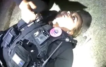 La poliziotta a terra durante l'overdose