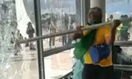 Un'immagine delle violenze a Brasilia