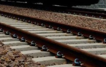 Donna investita ed uccisa sui binari