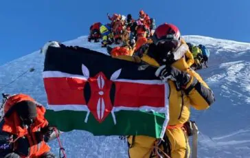 James Kagambi in vetta all'Everest