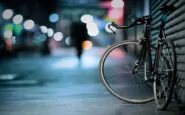 Marito e moglie hanno una discussione: lui va via in bici, lei lo investe in retromarcia