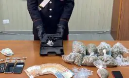 La droga ed il denaro sequestrati dai Carabinier