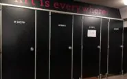 Bagni pubblici porte pavimento