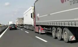 code di camion in autostrada 265x160