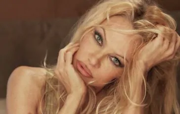 Pamela Anderson clown sesso