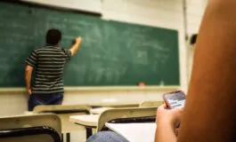 Studenti insultano insegnante