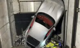 La Ferrari sfasciata nell'ascensore del parcheggio