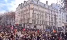 Le persone in piazza contro la riforma Macron