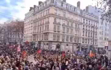 Le persone in piazza contro la riforma Macron