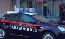 I carabinieri davanti alla palazzina del ritrovamento