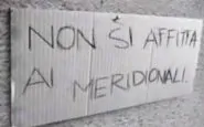 Un cartello discriminatorio di affitto