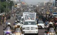 Papa Francesco in corteo mobile fra due ali di folla in Congo