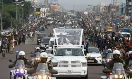 Papa Francesco in corteo mobile fra due ali di folla in Congo