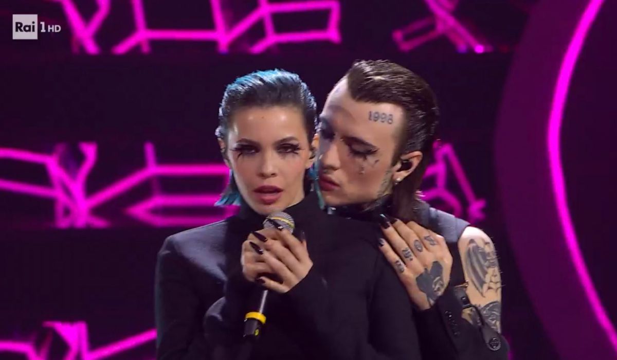 Sanremo, Rosa Chemical riscalda il teatro Ariston e mostra un sex toy